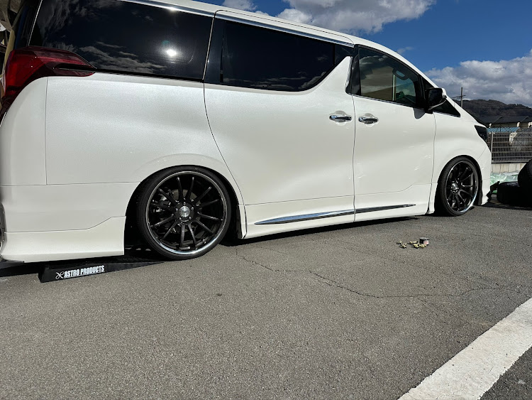 アルファードのノースペーサーの美学・SSR・20インチホイール・30扁平運転怖い・ナチュラルキャンバー派に関するカスタム事例の投稿画像3枚目
