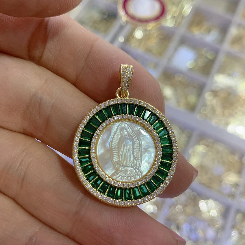 Title 7, Collar con colgante redondo de la Virgen de Gua...
