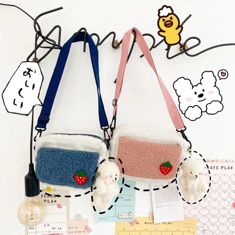 Sacoche de messager en peluche fraise amusante de dessin animé pour étudiantes, sac souple tout assorti, parfait pour filles, pratique et mignon.