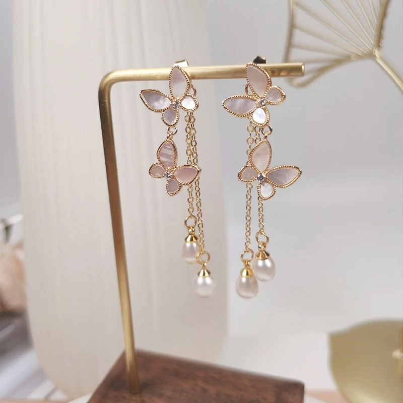 Vintage lange dames oorbellen met parelmoer schelp, vlinder en kwast – elegantie en charme voor jouw stijl.