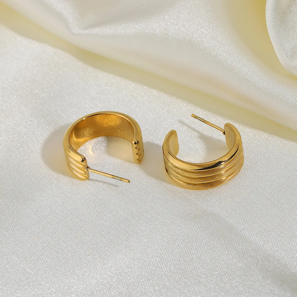 Pendientes de aro en forma de C de acero inoxidable chapados en oro de 18K con diseño de tres capas, elegantes y duraderos.