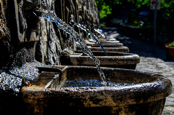 Acqua che brilla . di Fiore Doncovio