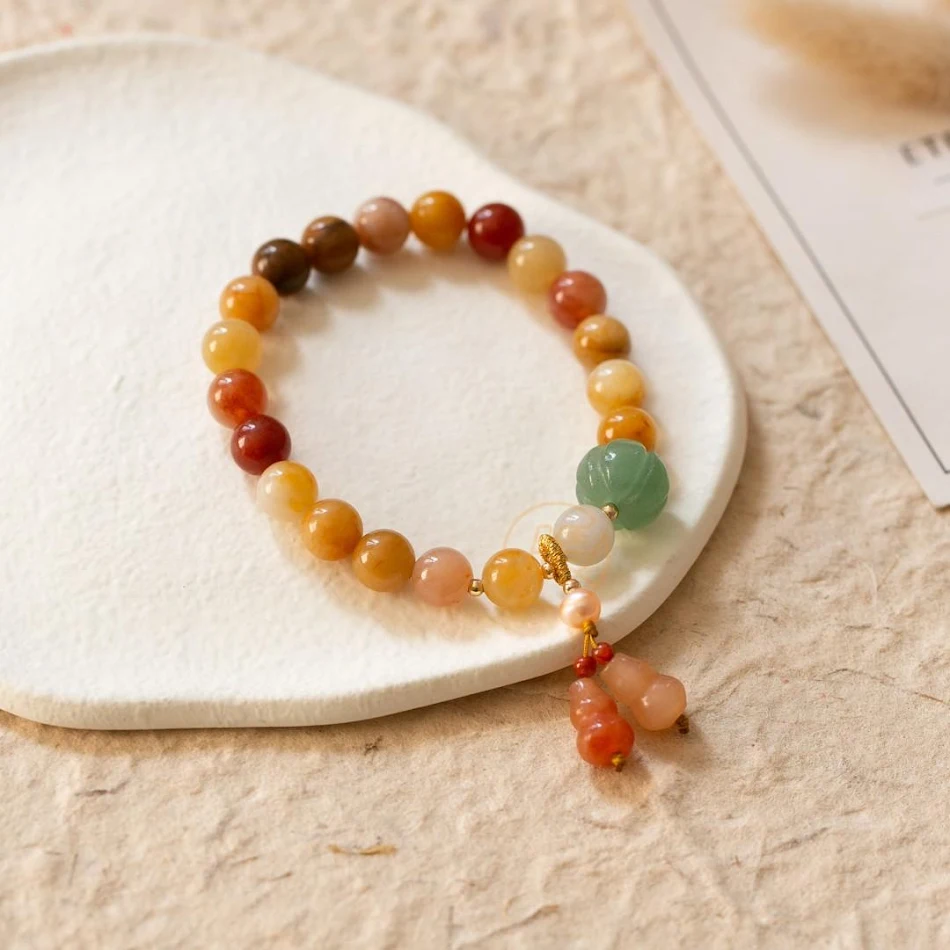 Pulseira simples com pingente de cabaça e jade dourado de quartzo com círculo único, joia natural para um toque elegante e sutil.