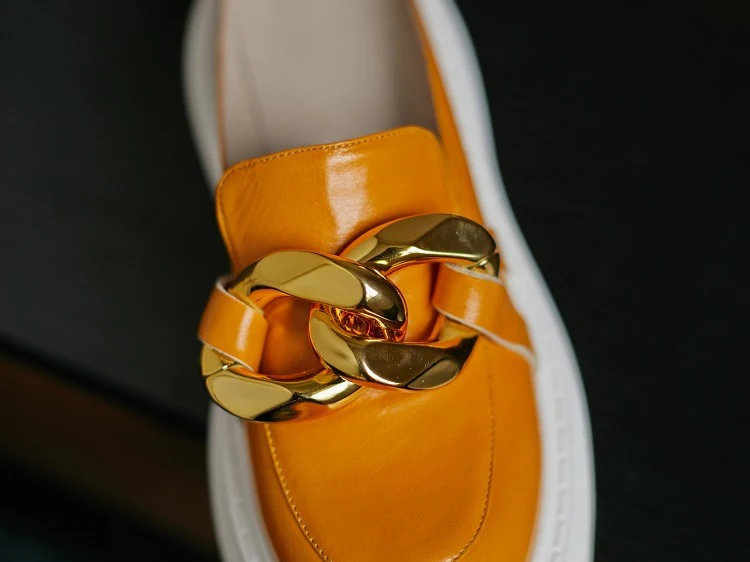 Dames leren sandalen met metalen gespen. Comfortabele en stijlvolle schoenen voor dagelijks gebruik en zomerse dagen. Bestel vandaag!