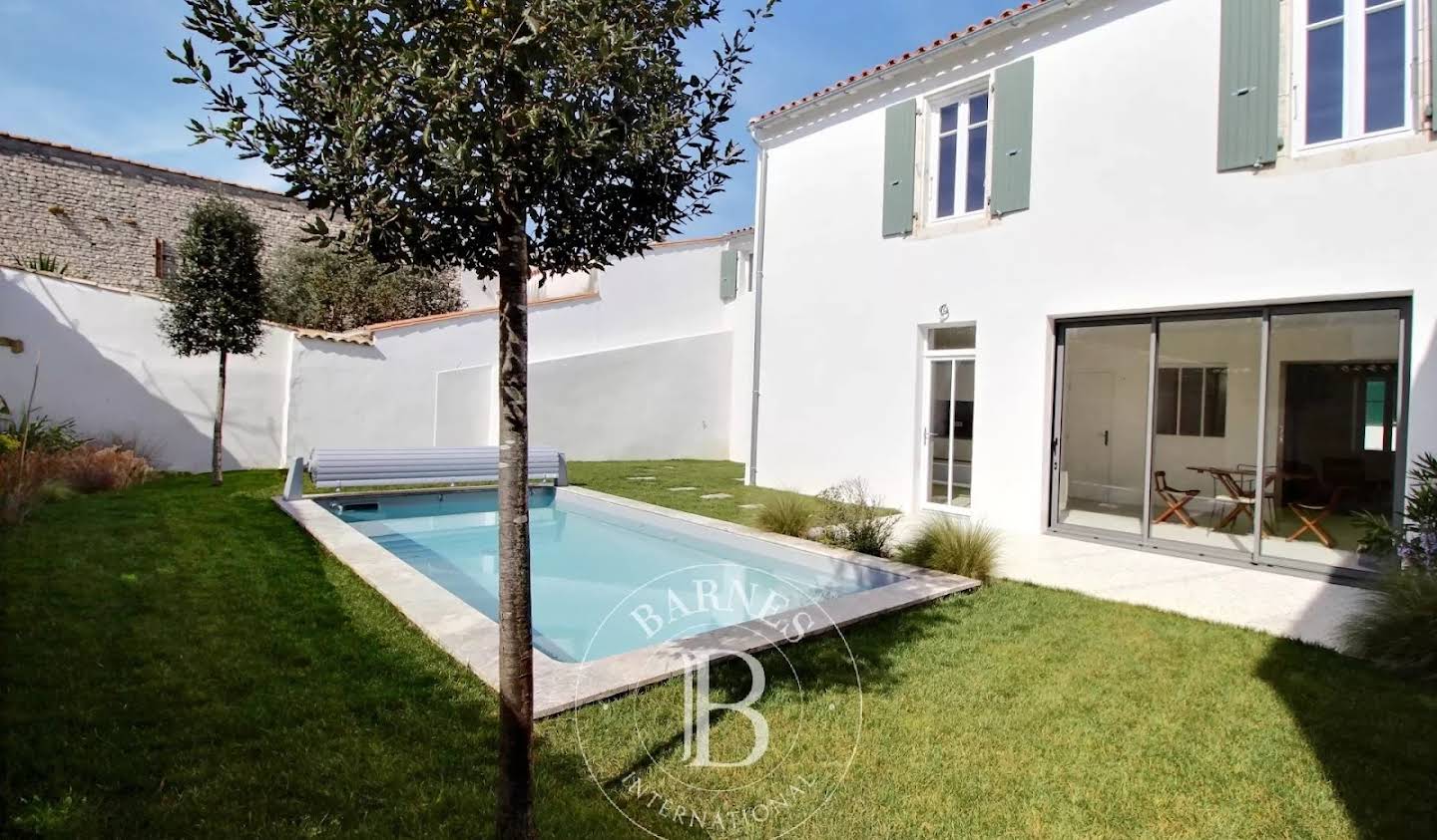 House with pool Le bois-plage-en-re