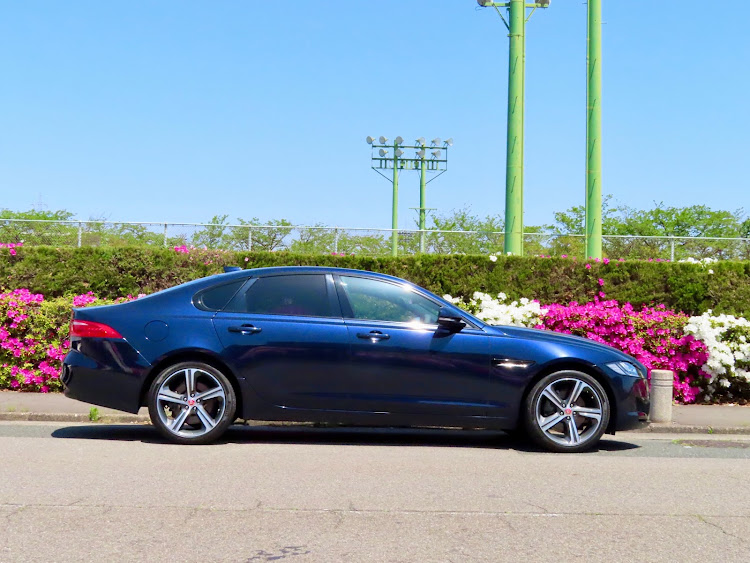 XFの愛車の横顔・お題に乗っかってみた・JAGUAR XF・JAGUAR XE・JAGUAR F-TYPE Rに関するカスタム事例の投稿画像3枚目