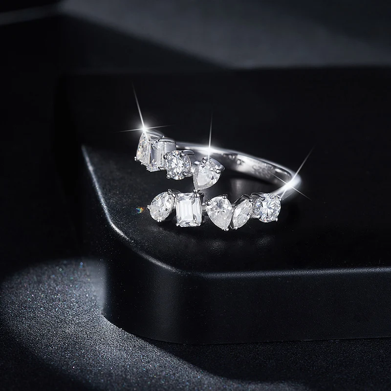 S925 zilveren ring verguld met 18K goud met waterdruppelvormige moissaniet. Een speciaal design en schittering voor een unieke uitstraling.