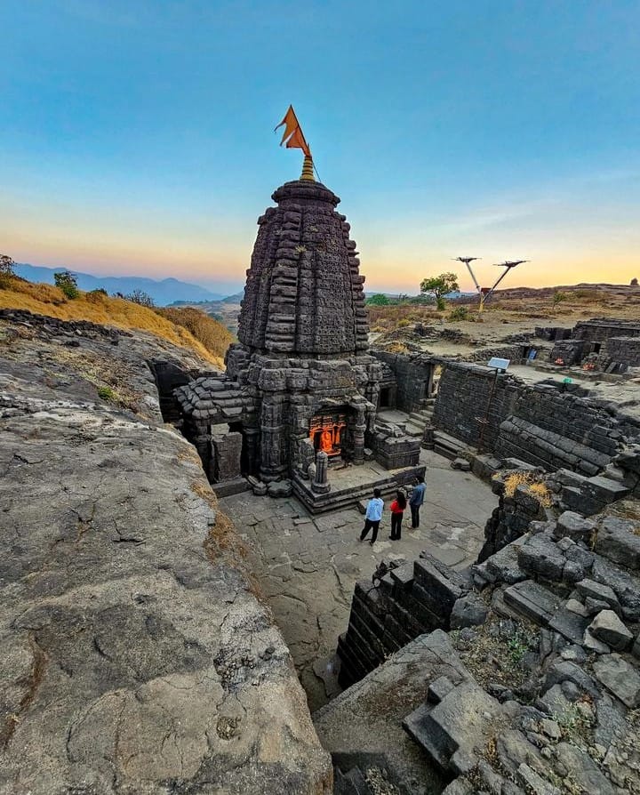 harishchandragad trek temple