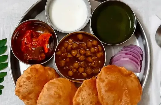 Chole Ki Sabji With 6 Poori