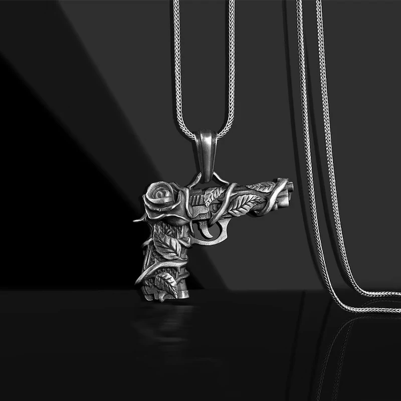 Gepersonaliseerde herenketting met pistool- en rozenhanger, modieus. Een uniek cadeau met stijl en een persoonlijke touch.