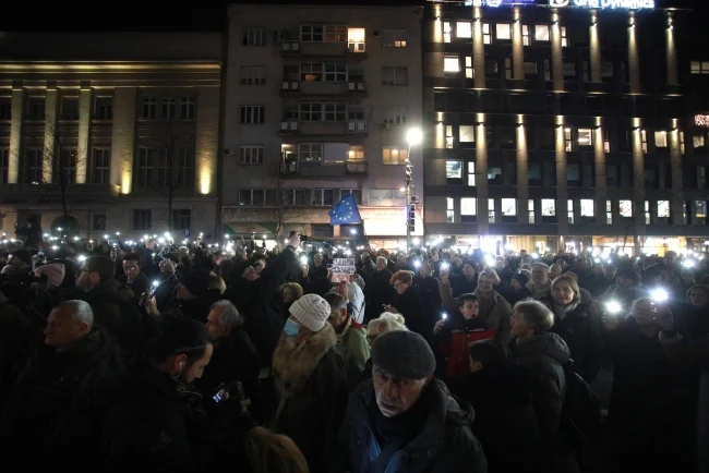 Učesnici protesta Srbija protiv nasilja ispred RTS-a, zvižduci za rad tog medijskog servisa