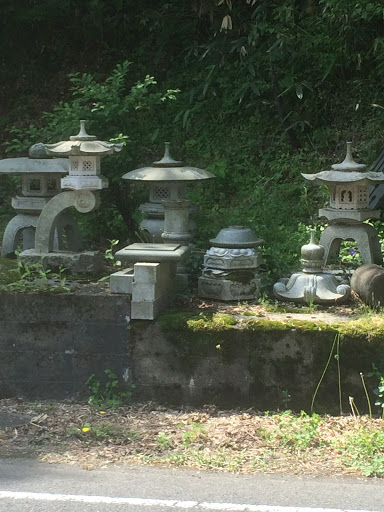 波多地区の灯籠群