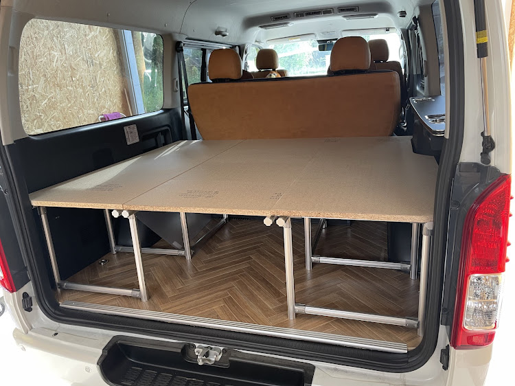 ハイエースバンの廣島箱車倶楽部・ドイエーース・ハイエース・オリジナルベッド・DIYに関するカスタム事例の投稿画像3枚目