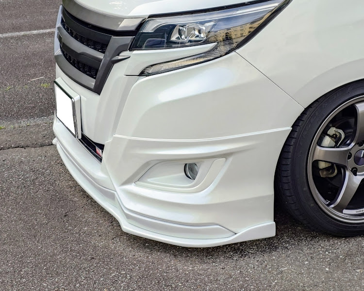 ノアのフロントスポイラー・モデリスタ・仮合わせ・塗装中・DIY魂に関するカスタム事例の投稿画像1枚目