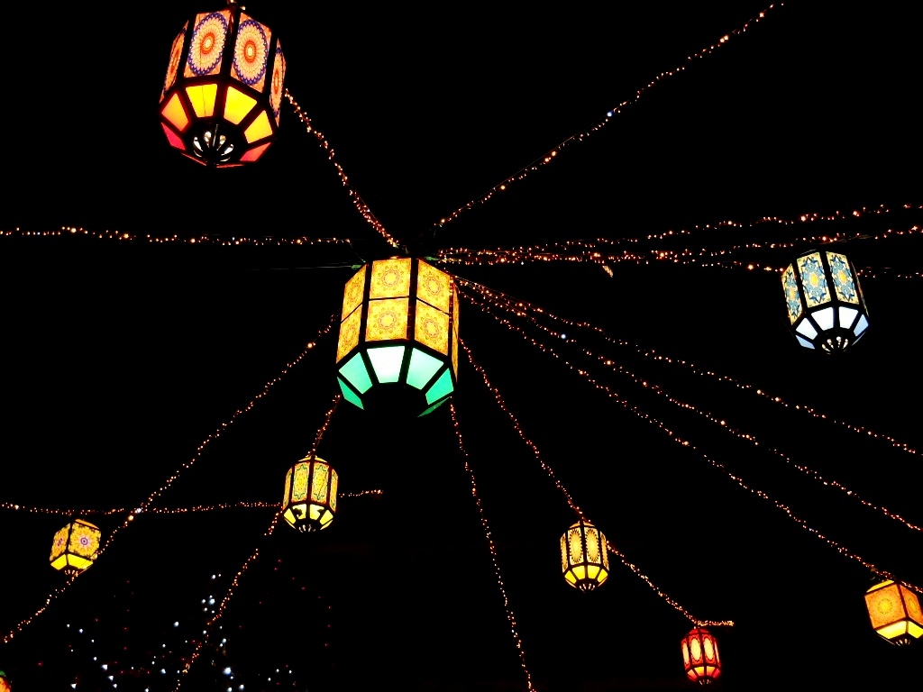 Night lanterns (Any Colour You Like) di Rossella Valitutti