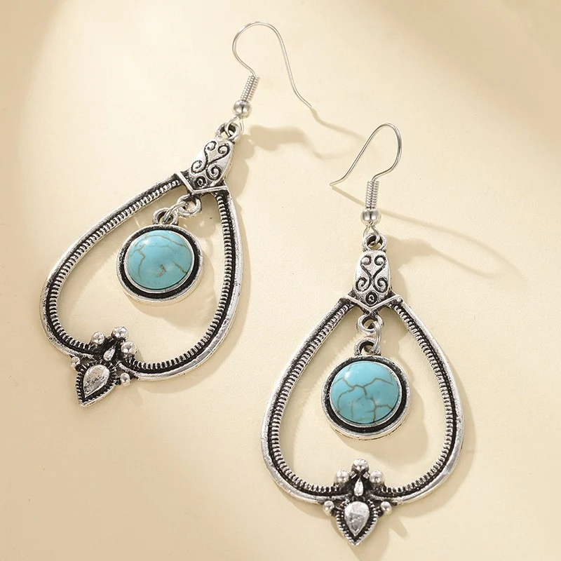 Boucles d'oreilles bohèmes turquoise géométriques de style ethnique rétro. Pendantes goutte d'eau creuses, parfaites pour un look unique et tendance.