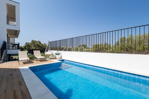 Maison contemporaine avec piscine et jardin 1
