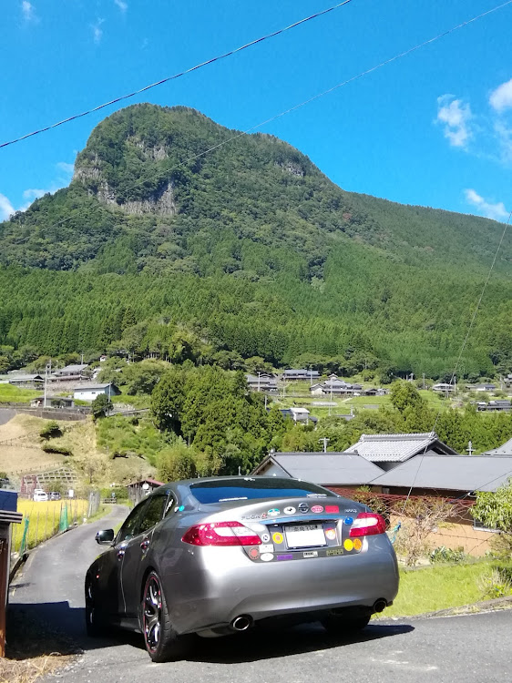 フーガの奈良県宇陀郡曽爾村大字太良路地区・鎧岳と兜岳・蛍公園へ向かう道・ローガンに関するカスタム事例の投稿画像2枚目