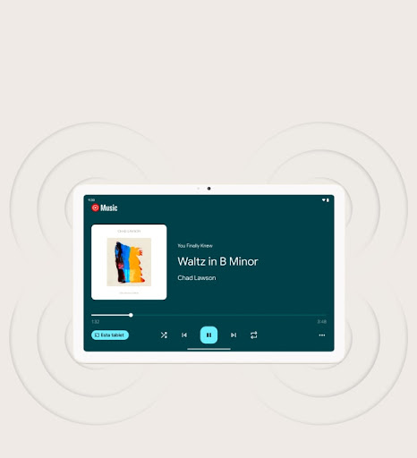 Plano medio de una Pixel Tablet con ondas de sonido dibujadas alrededor.