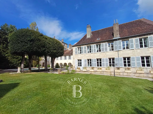 Private mansion with garden 1