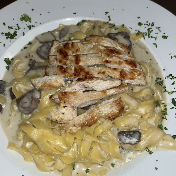 Gluten free Fettuccine Alfredo with chicken and mushrooms