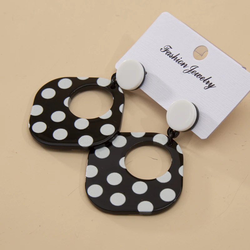 Pendientes coreanos estilo flor para mujer, diseño floral coreano, ideales para looks femeninos y a la moda, realzan tu estilo.