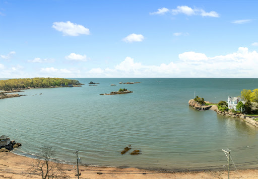 Buy this luxury property in Branford (United States)