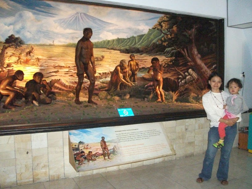 Lihat wajah ketakutan anak nakal itu di dekat diorama manusia purba, hahahaha....