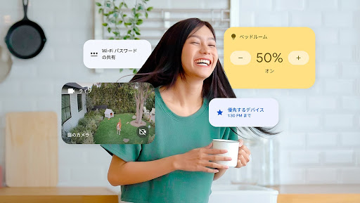 キッチンで Google Home の新機能を活用している女性の画像