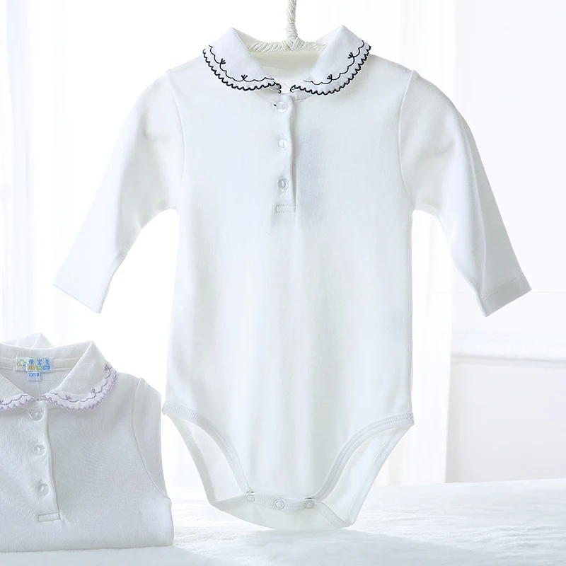 Barboteuse triangulaire à revers pour bébé fille en pur coton. Douce, respirante et confortable pour les nouveau-nés. Idéale pour le quotidien.