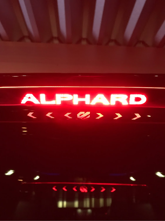 アルファードのアルファード・ブレーキ点灯・LEDリフレクター・ハイマウントカバー・4灯化出来てないに関するカスタム事例の投稿画像2枚目