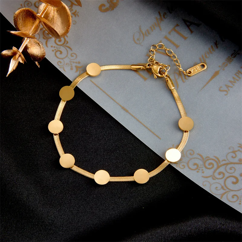 Brazalete de acero titanio sencillo y moderno, indiferente y de nicho, para un estilo único y vanguardista que realza tu personalidad.