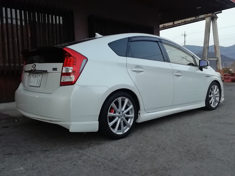 プリウスの30プリウス・シンプルスタイル・キャリパーカバー取付・キャリパー・ブレンボキャリパーに関するカスタム事例の投稿画像2枚目