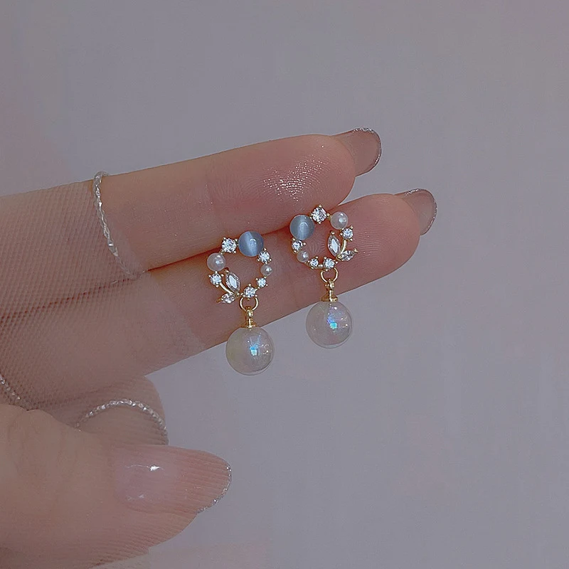 Boucles d'oreilles clous en perle Ji de poisson féerique opale bleue de qualité supérieure, un bijou enchanteur.