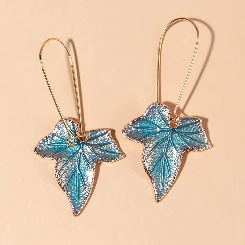 Brincos de folha de bordo azul descolados, perfeitos para mulheres. Adicione um toque moderno e elegante ao seu visual com estes brincos charmosos.
