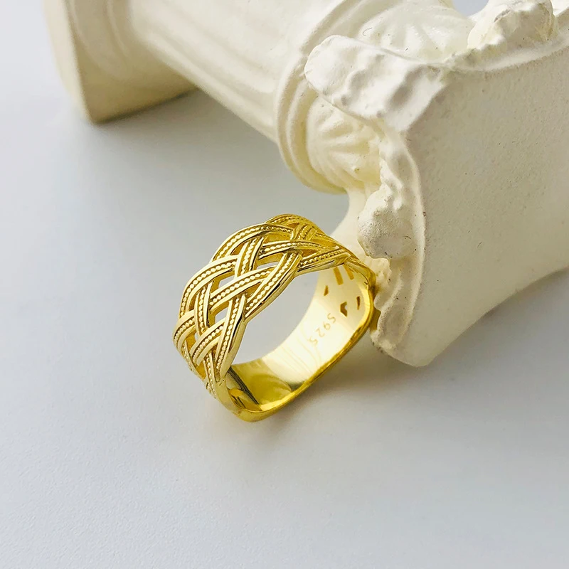 Twisted mesh holle ring voor een moderne look. Geniet van een uniek en lichtgewicht design, perfect voor elke gelegenheid en benadruk je elegantie.