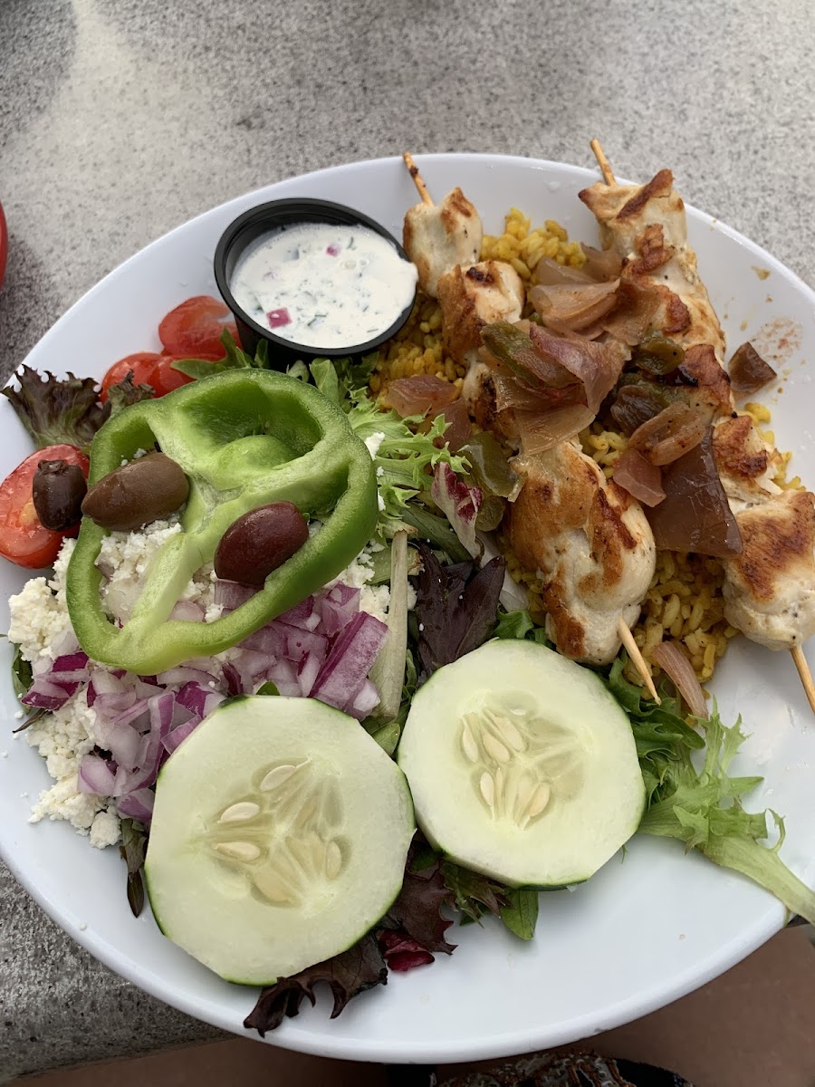 Chicken skewers with salad and tumeric rice