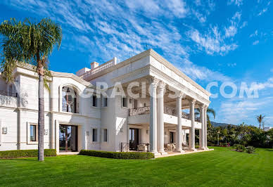 Villa avec piscine et jardin 1