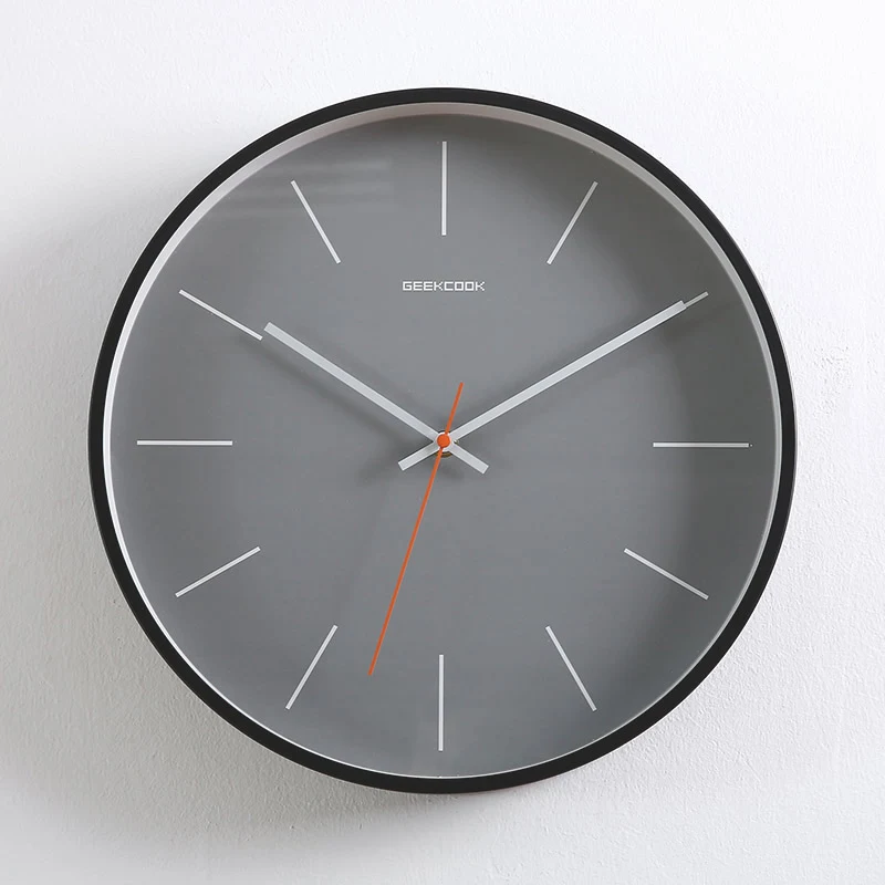 Modern minimalist duvar saati, sessiz çalışma özelliğiyle oturma odası için ideal. Hafif ve lüks, şık tasarım. Minimalist bir saat.