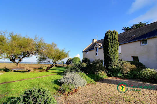 Maison avec piscine en bord de mer