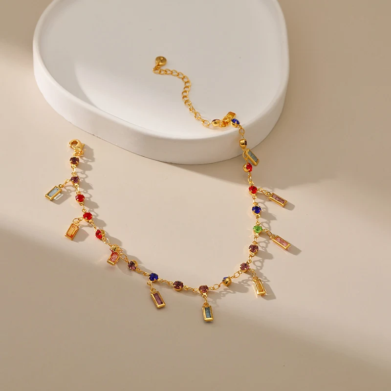 Vintage vergoldete Fußkette mit farbigem Acryl, 18K Goldstreifen und Schmuckanhänger. Elegante Knöchelkette.
