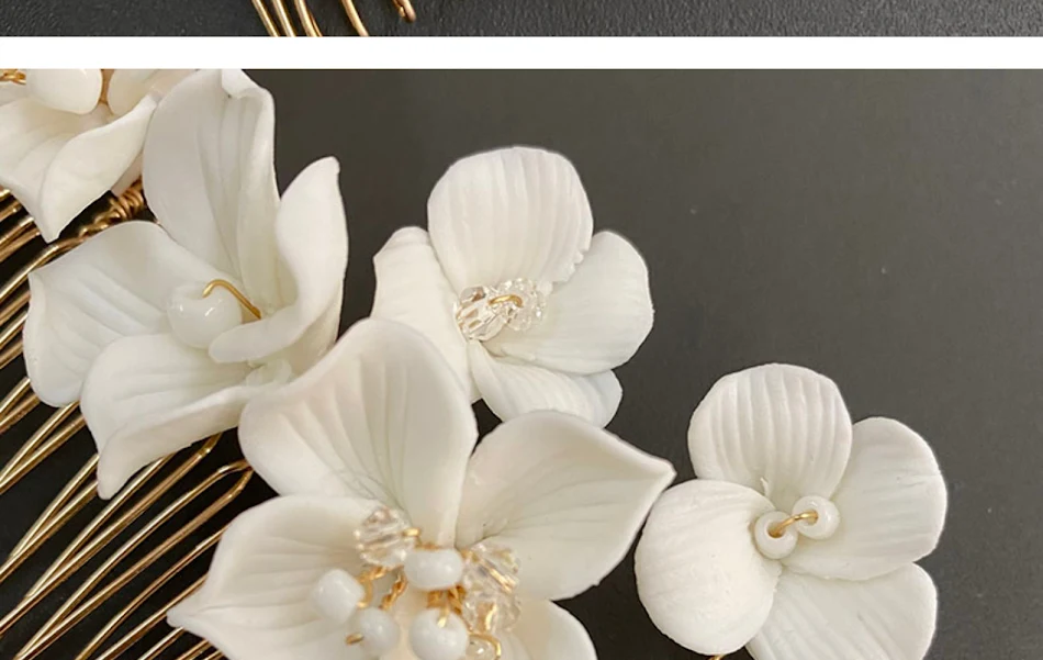 Accessoires de coiffure de mariage en céramique blanche. Sublimez votre coiffure de mariée. L'élégance pour un jour inoubliable.