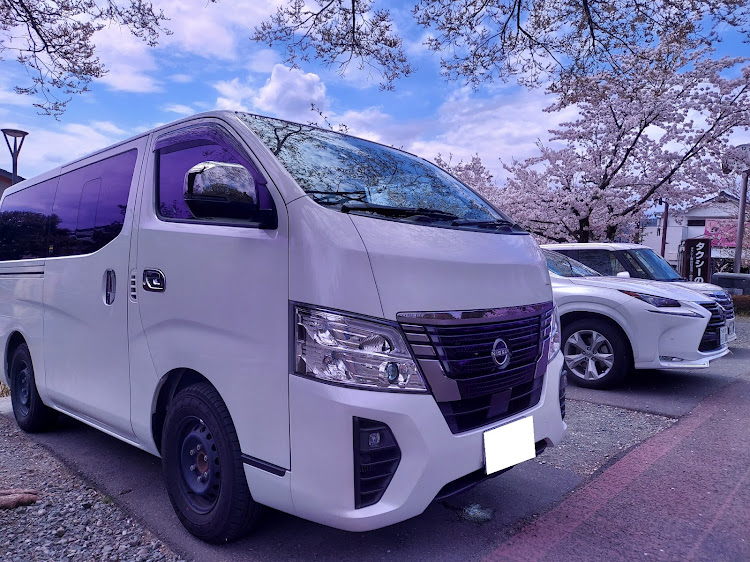 NV350キャラバンのサクラと愛車・桜とコラボ・キャラバン・グランドプレミアムGXに関するカスタム事例の投稿画像1枚目
