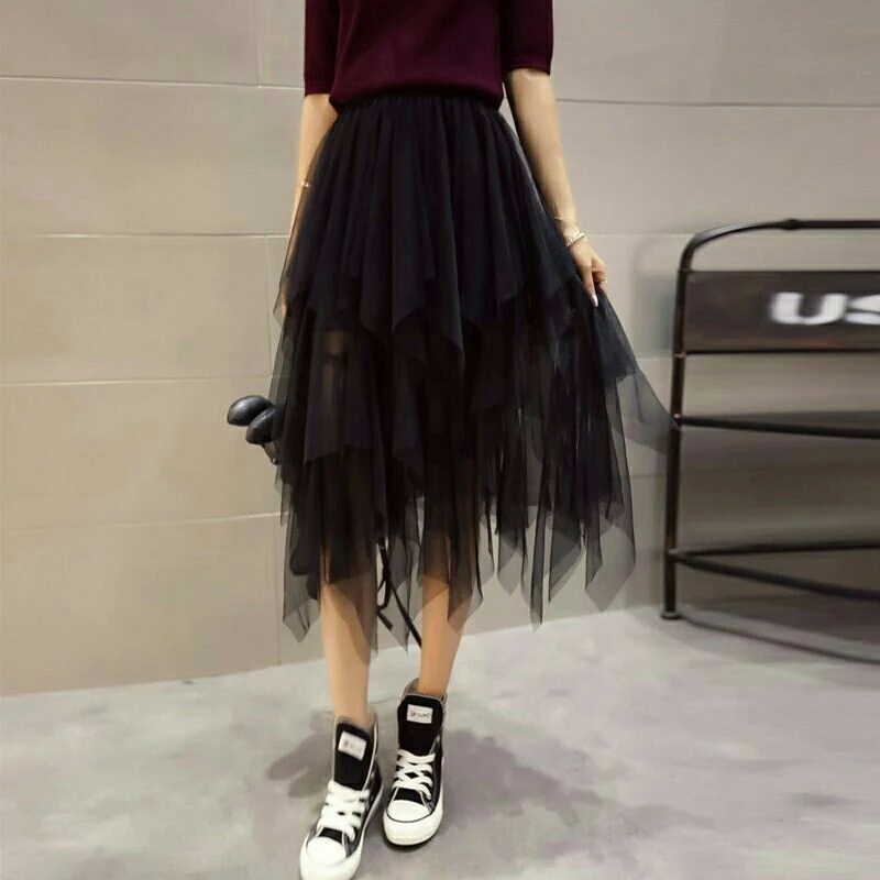 Jupe en tulle irrégulier en fil, mi-longue, gaze haut de gamme, effet drapé. Élégance et fluidité pour un style sophistiqué.