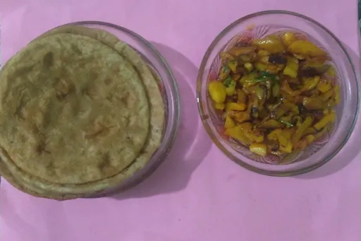 4 Plain Paratha With Aloo Ka Bujia