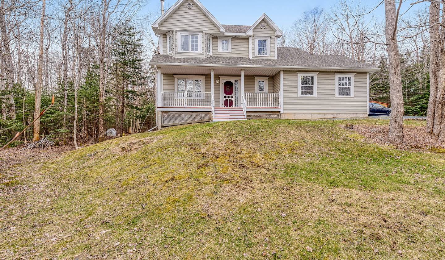 House with garden Hammonds Plains