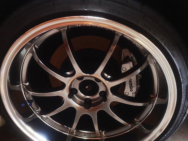 スカイライン GT-Rの大雪警報発令中・ブレンボキャリパー・ブレーキキャリパーが見たい・ホイールガリ傷に関するカスタム事例の投稿画像2枚目
