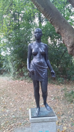 Mädchen-Statue in den Frühling