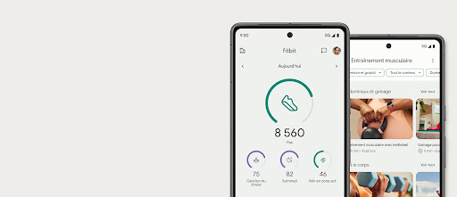 Un téléphone montrant l’app Fitbit à l’écran, avec des exercices et des coachs de fitness