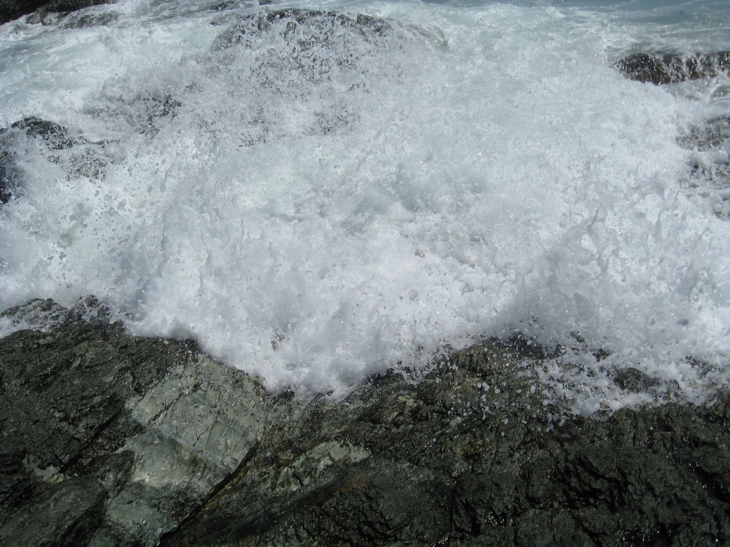 Waves crashing against the rocks at Brenton Point State Park